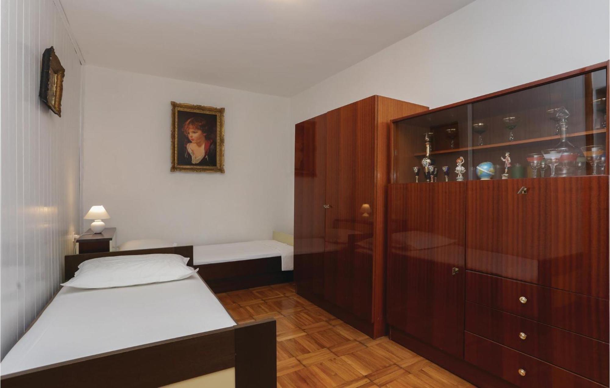 2 Bedroom Stunning Apartment In Kastel Kambelovac คาชเตลา ภายนอก รูปภาพ