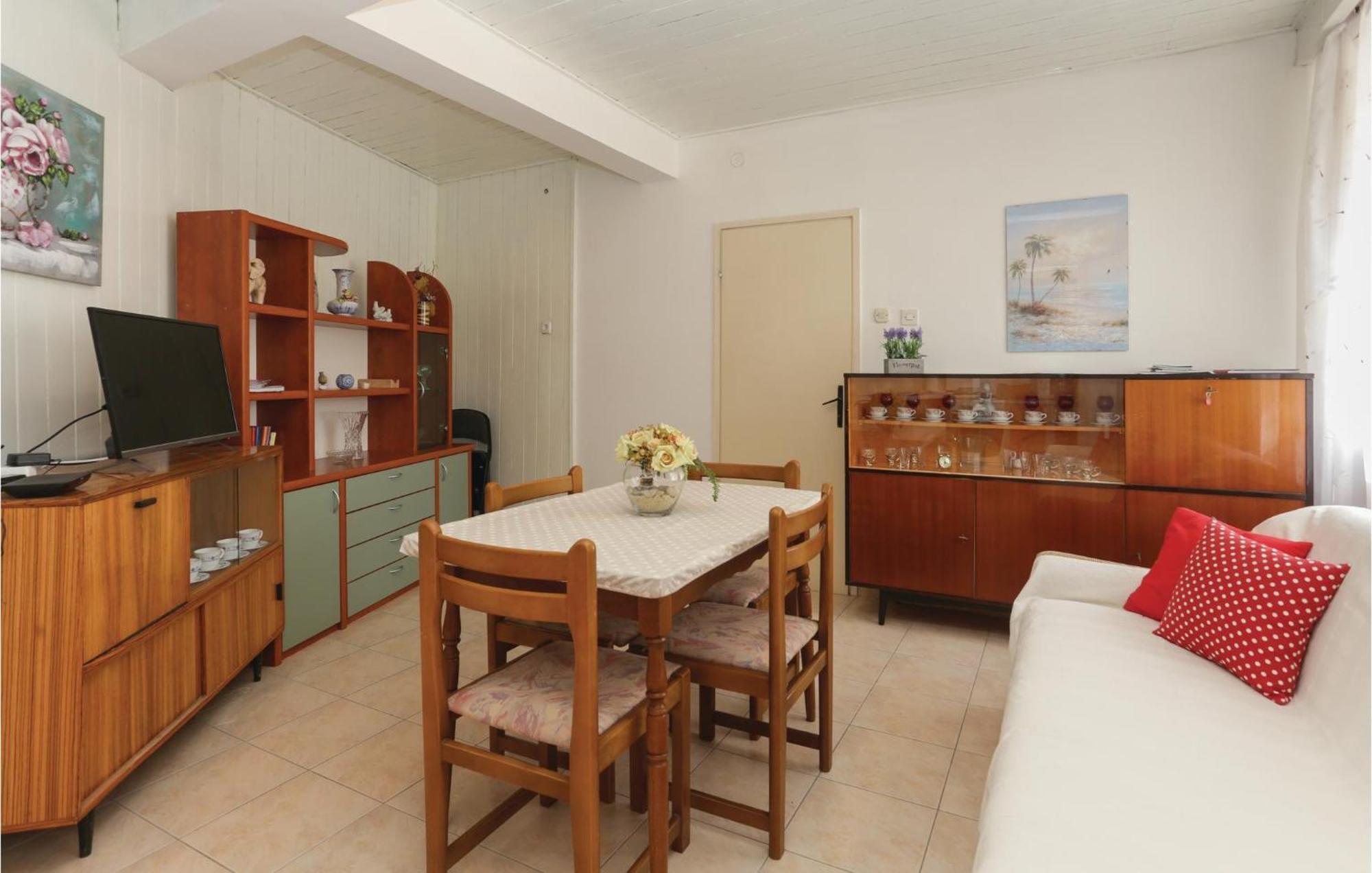 2 Bedroom Stunning Apartment In Kastel Kambelovac คาชเตลา ภายนอก รูปภาพ