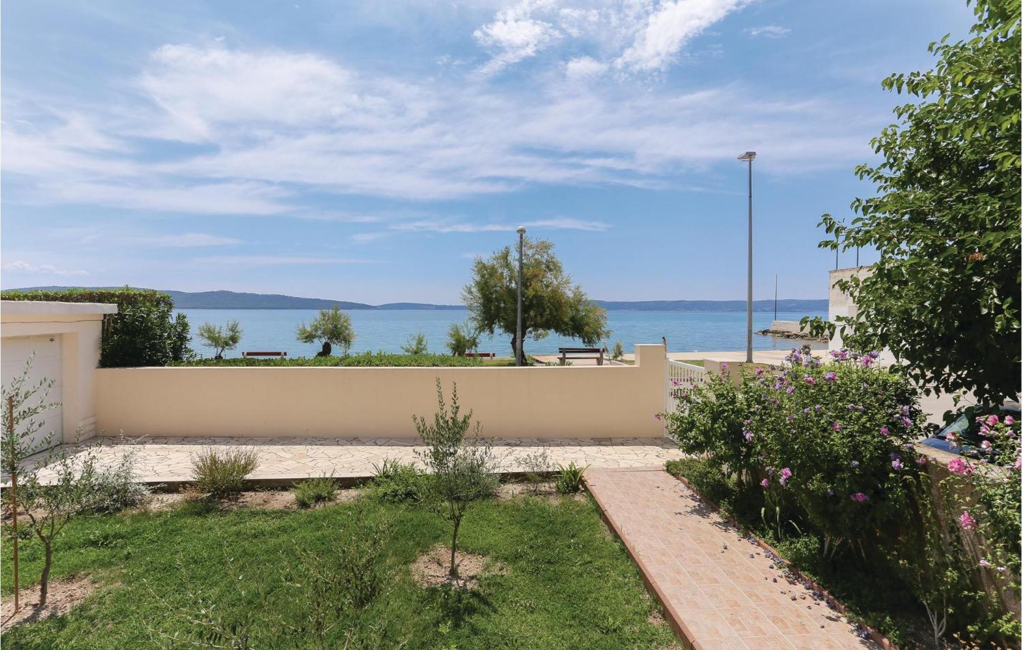 2 Bedroom Stunning Apartment In Kastel Kambelovac คาชเตลา ภายนอก รูปภาพ