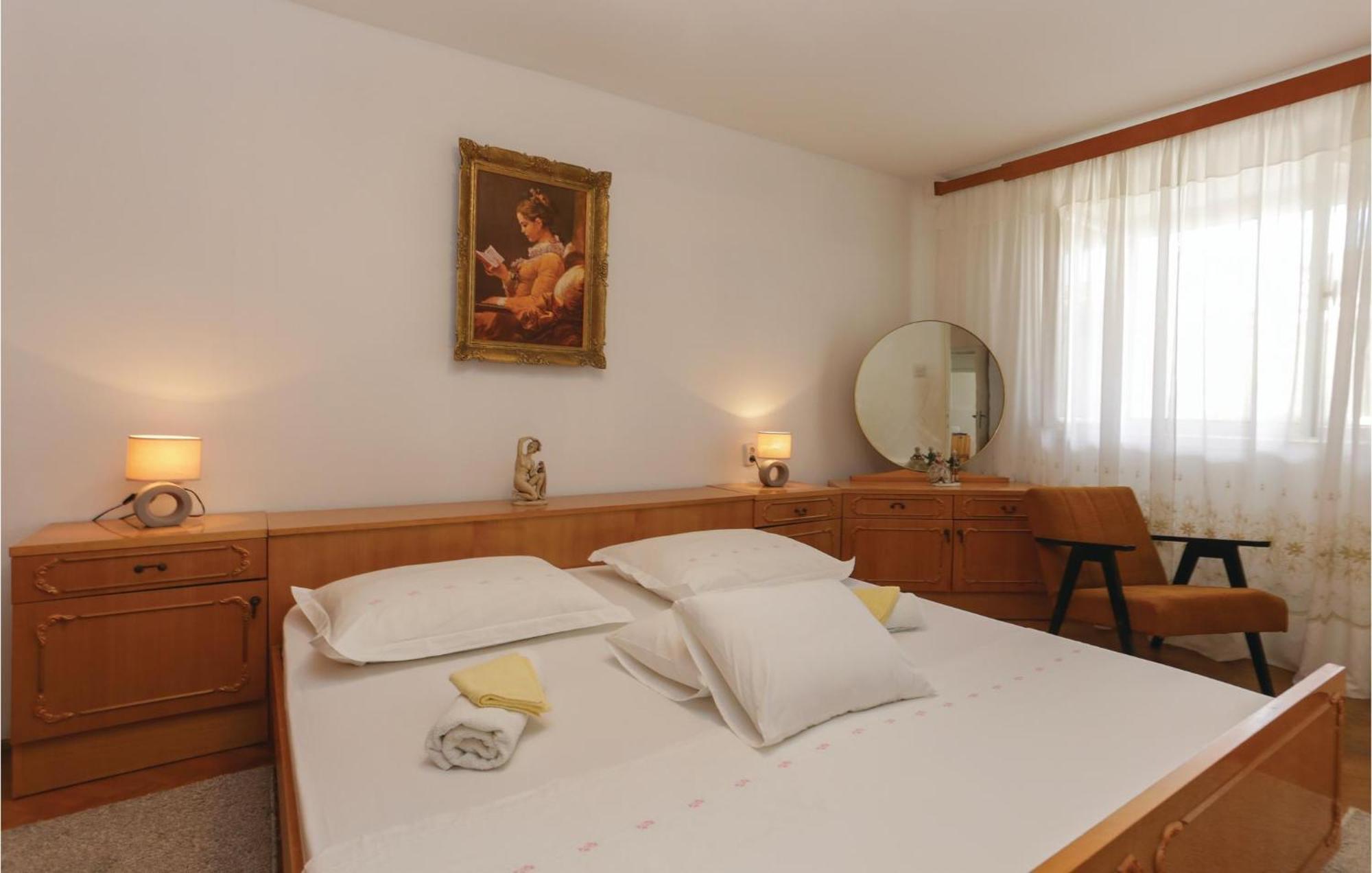 2 Bedroom Stunning Apartment In Kastel Kambelovac คาชเตลา ภายนอก รูปภาพ