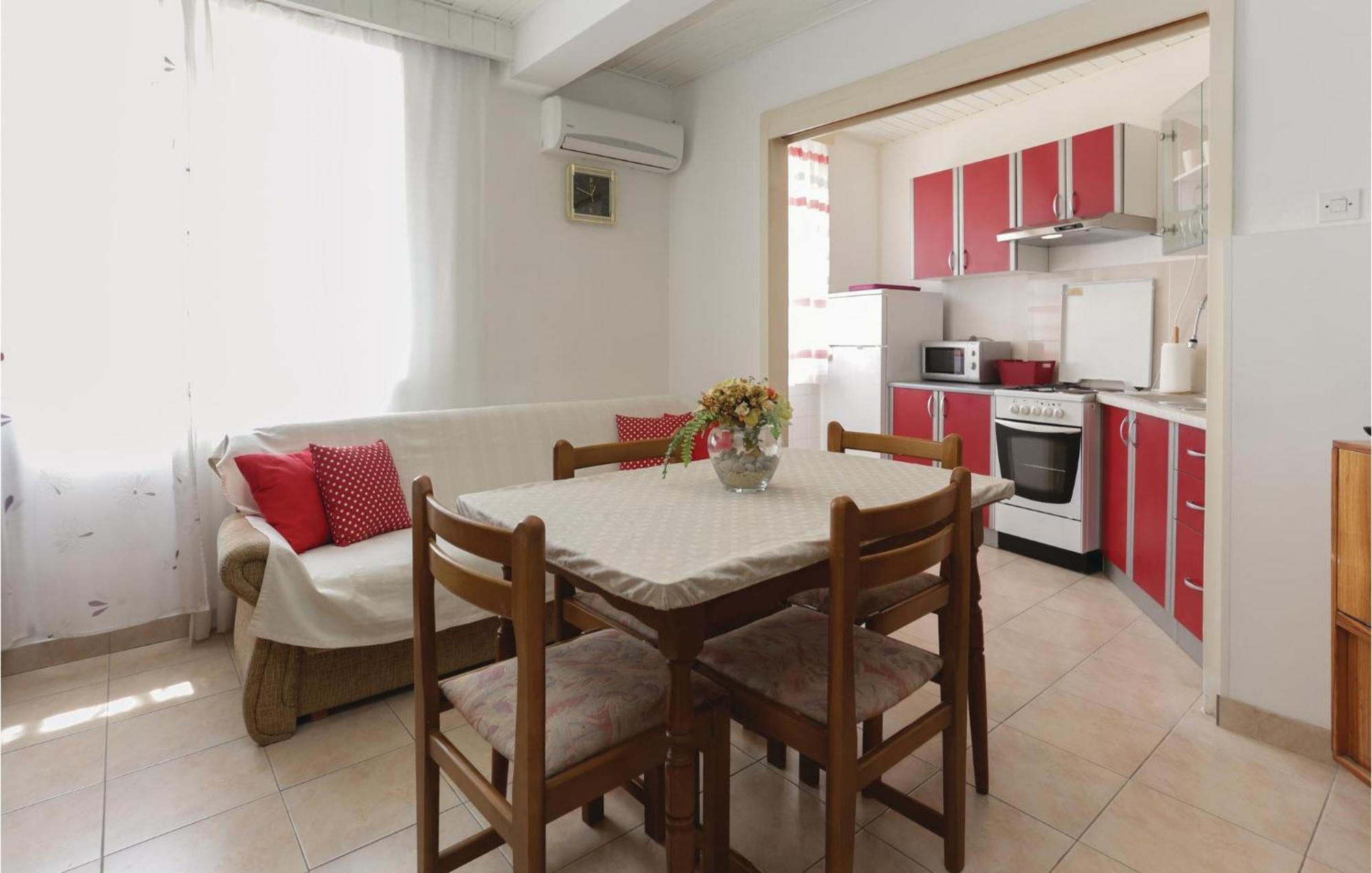 2 Bedroom Stunning Apartment In Kastel Kambelovac คาชเตลา ภายนอก รูปภาพ