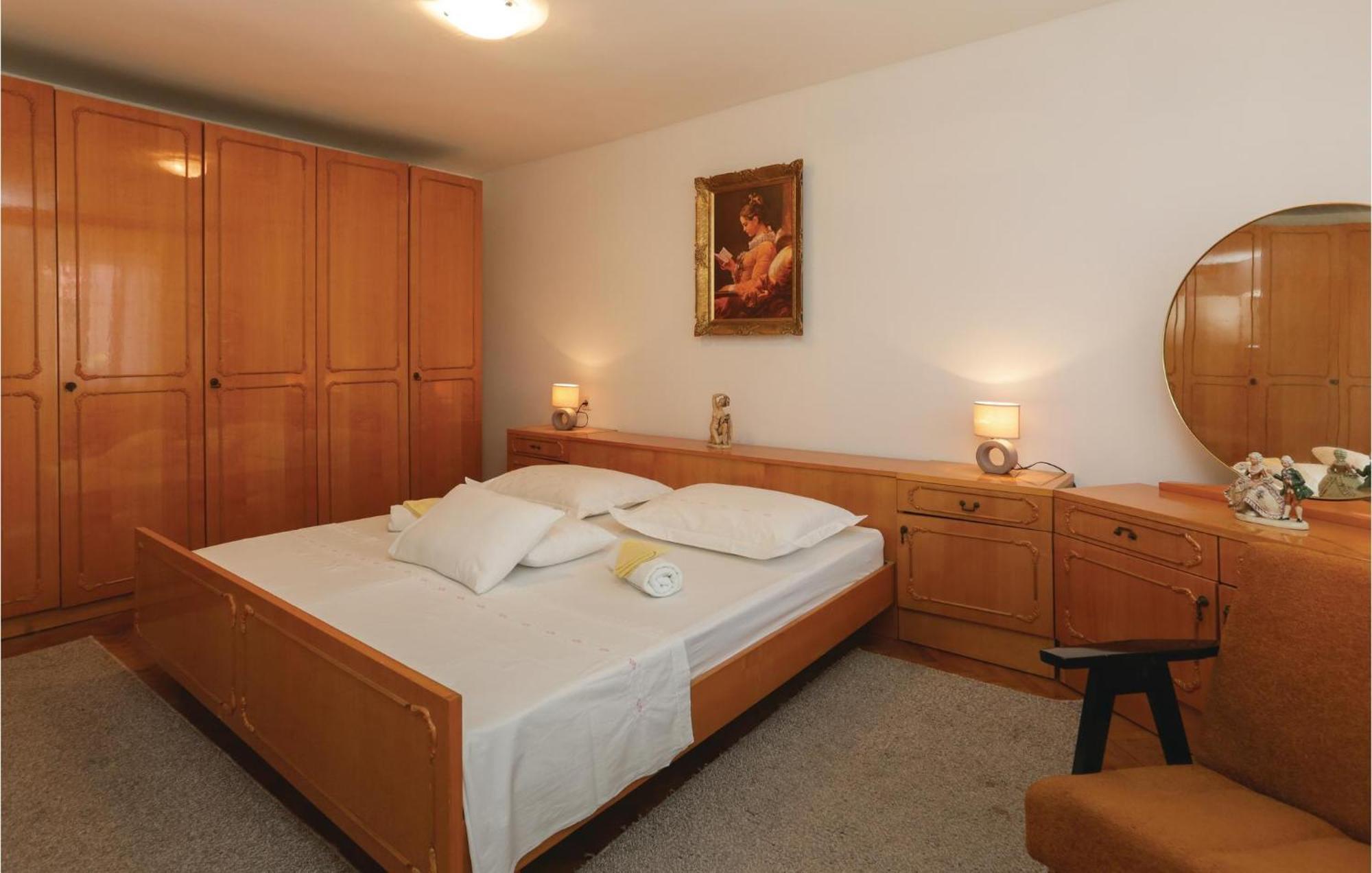 2 Bedroom Stunning Apartment In Kastel Kambelovac คาชเตลา ภายนอก รูปภาพ