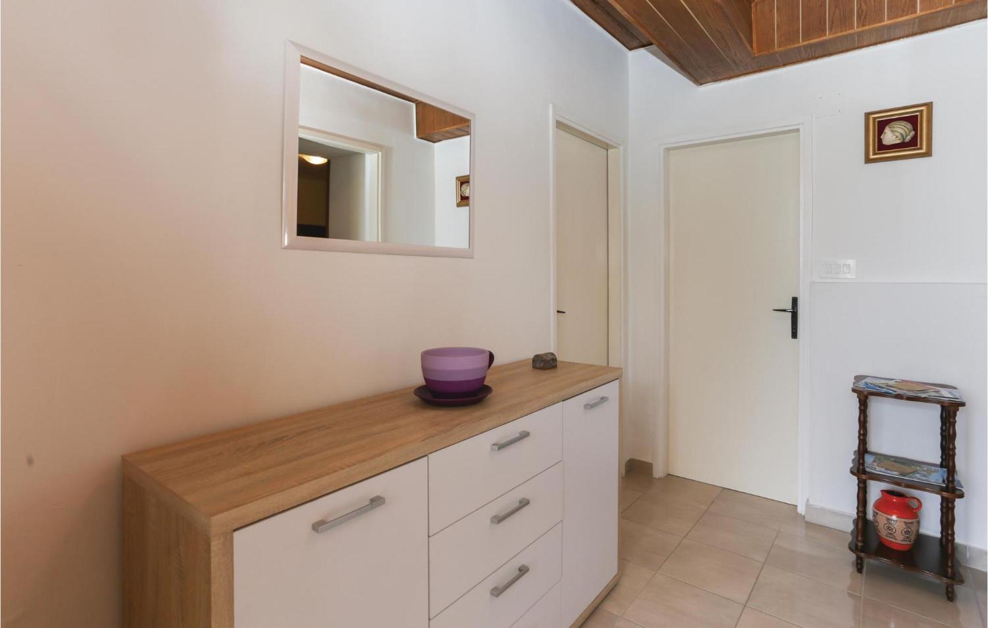2 Bedroom Stunning Apartment In Kastel Kambelovac คาชเตลา ภายนอก รูปภาพ
