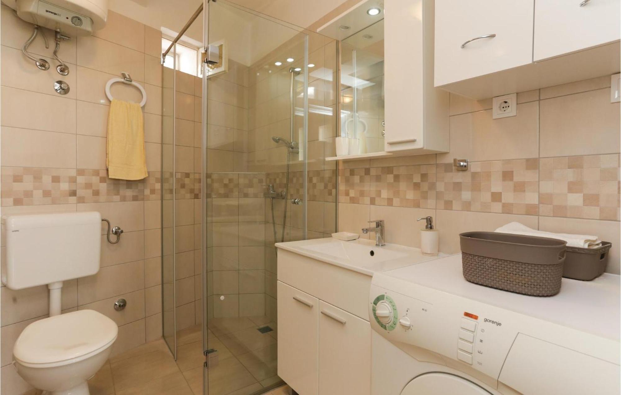 2 Bedroom Stunning Apartment In Kastel Kambelovac คาชเตลา ภายนอก รูปภาพ