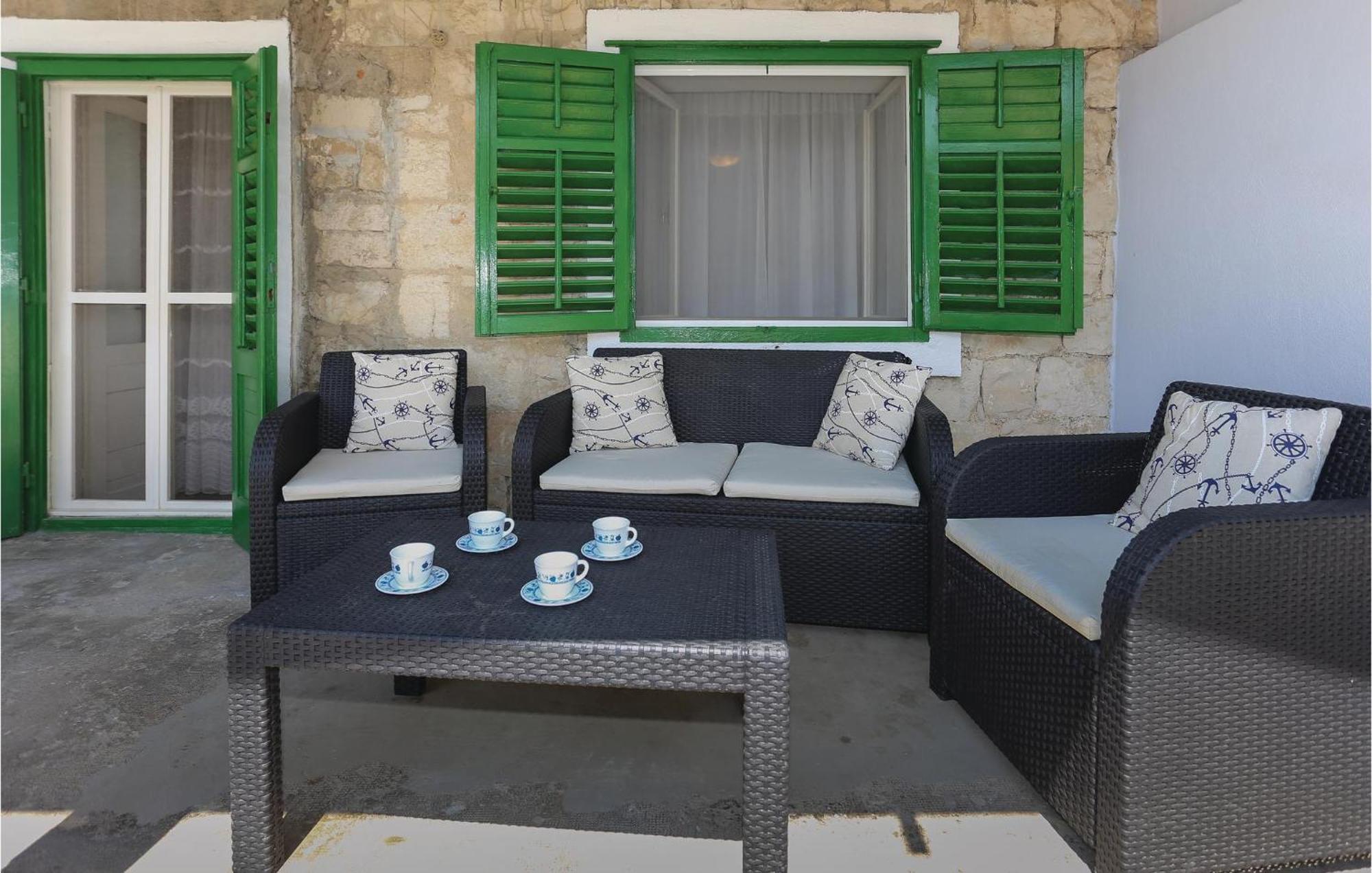 2 Bedroom Stunning Apartment In Kastel Kambelovac คาชเตลา ภายนอก รูปภาพ