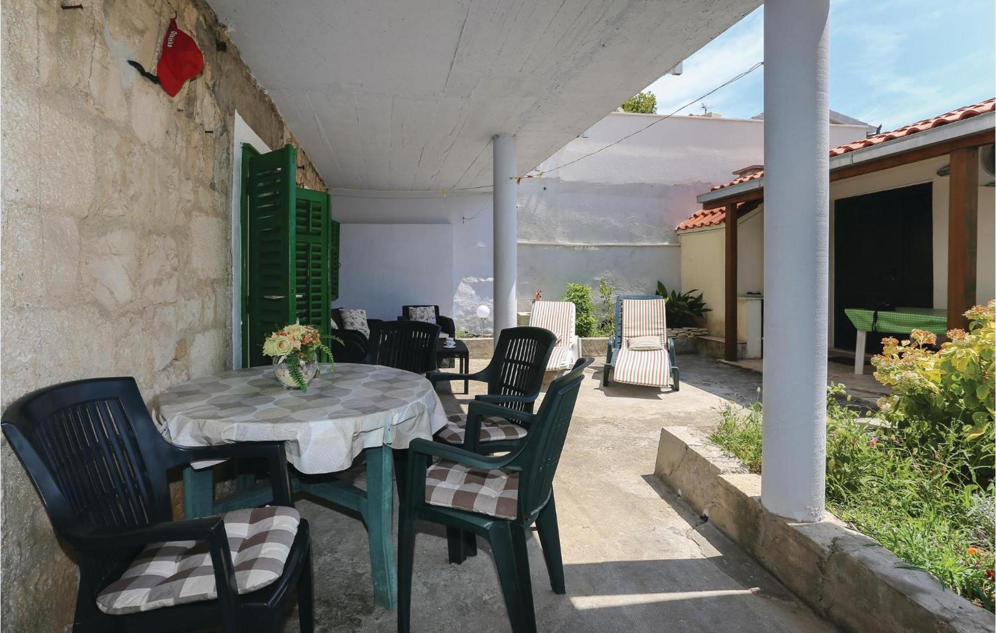 2 Bedroom Stunning Apartment In Kastel Kambelovac คาชเตลา ภายนอก รูปภาพ