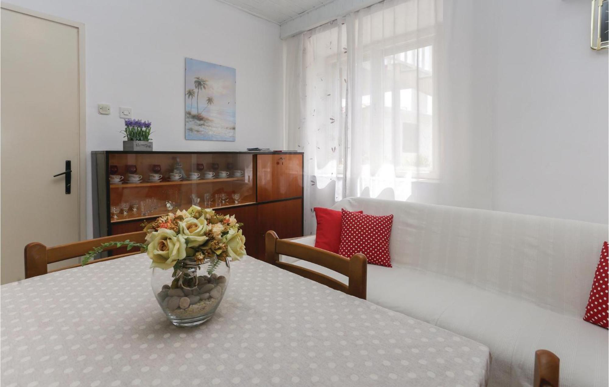 2 Bedroom Stunning Apartment In Kastel Kambelovac คาชเตลา ภายนอก รูปภาพ